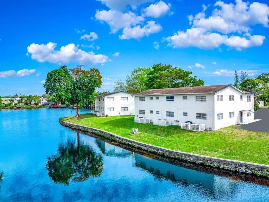 King Water View - No Extra Fees - Palm Wave Says