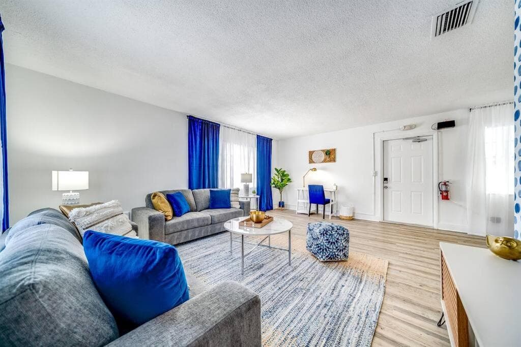 Chic and Central Condo - Palm Wave Says