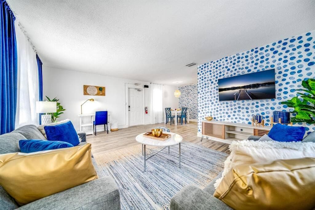 Chic and Central Condo - Palm Wave Says
