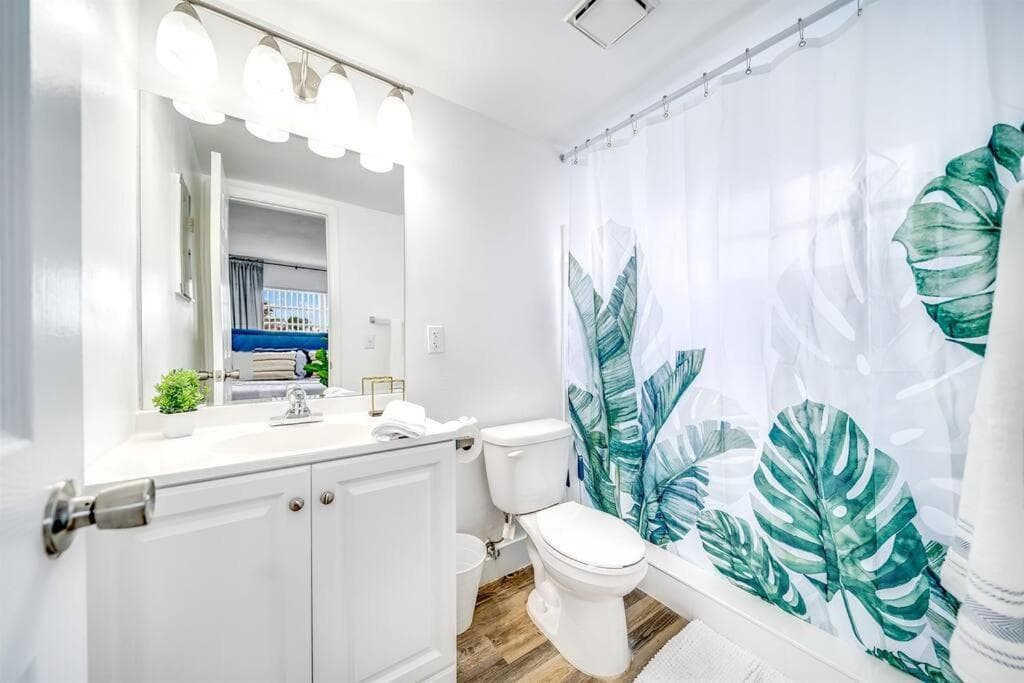 Chic and Central Condo - Palm Wave Says