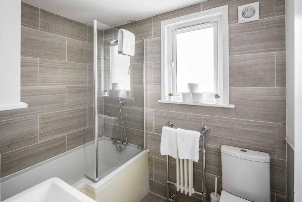 Spacious 4 bed house in Croydon with parking for x2 cars! - Photo ID Required