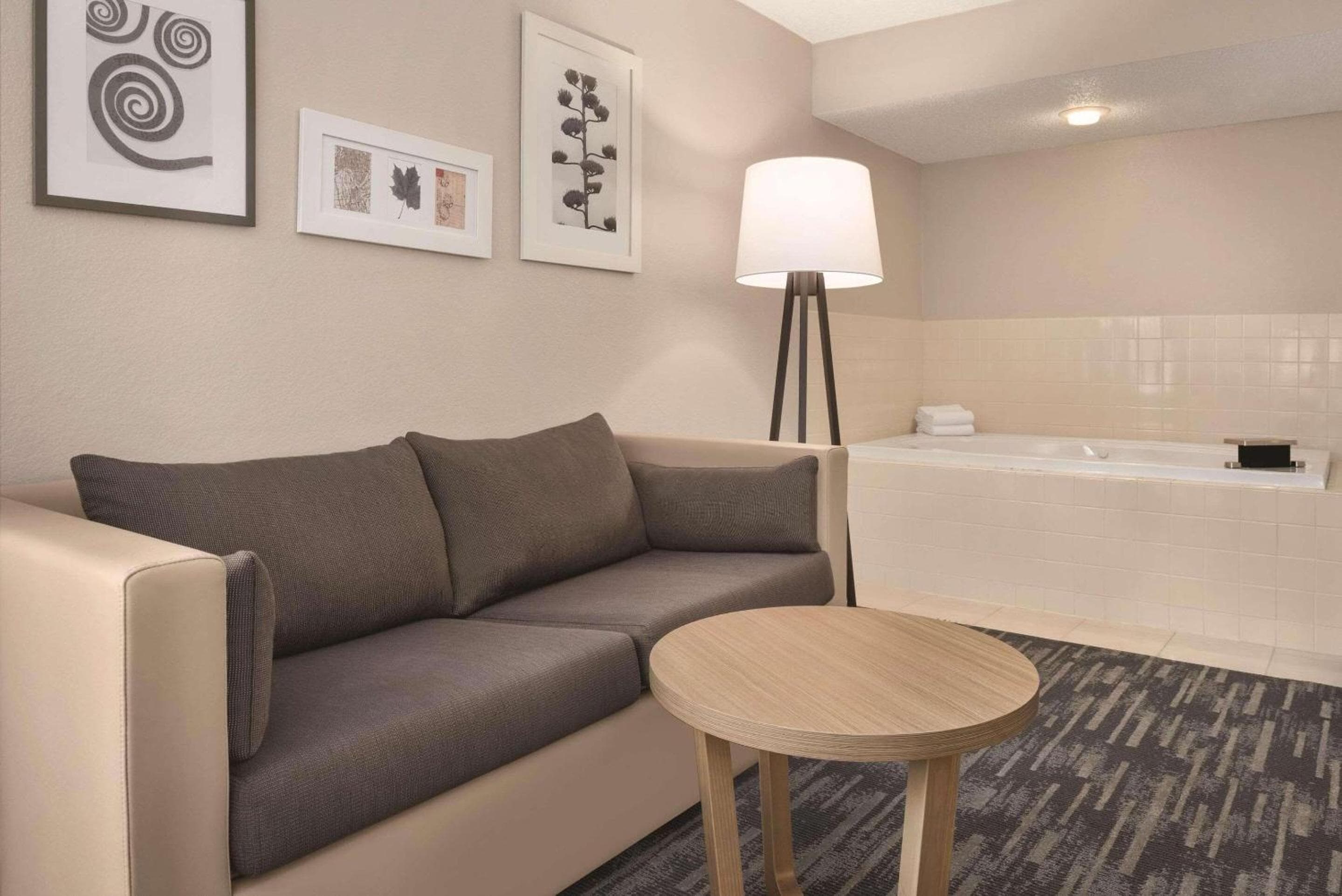 Country Inn & Suites by Radisson, Pella, IA