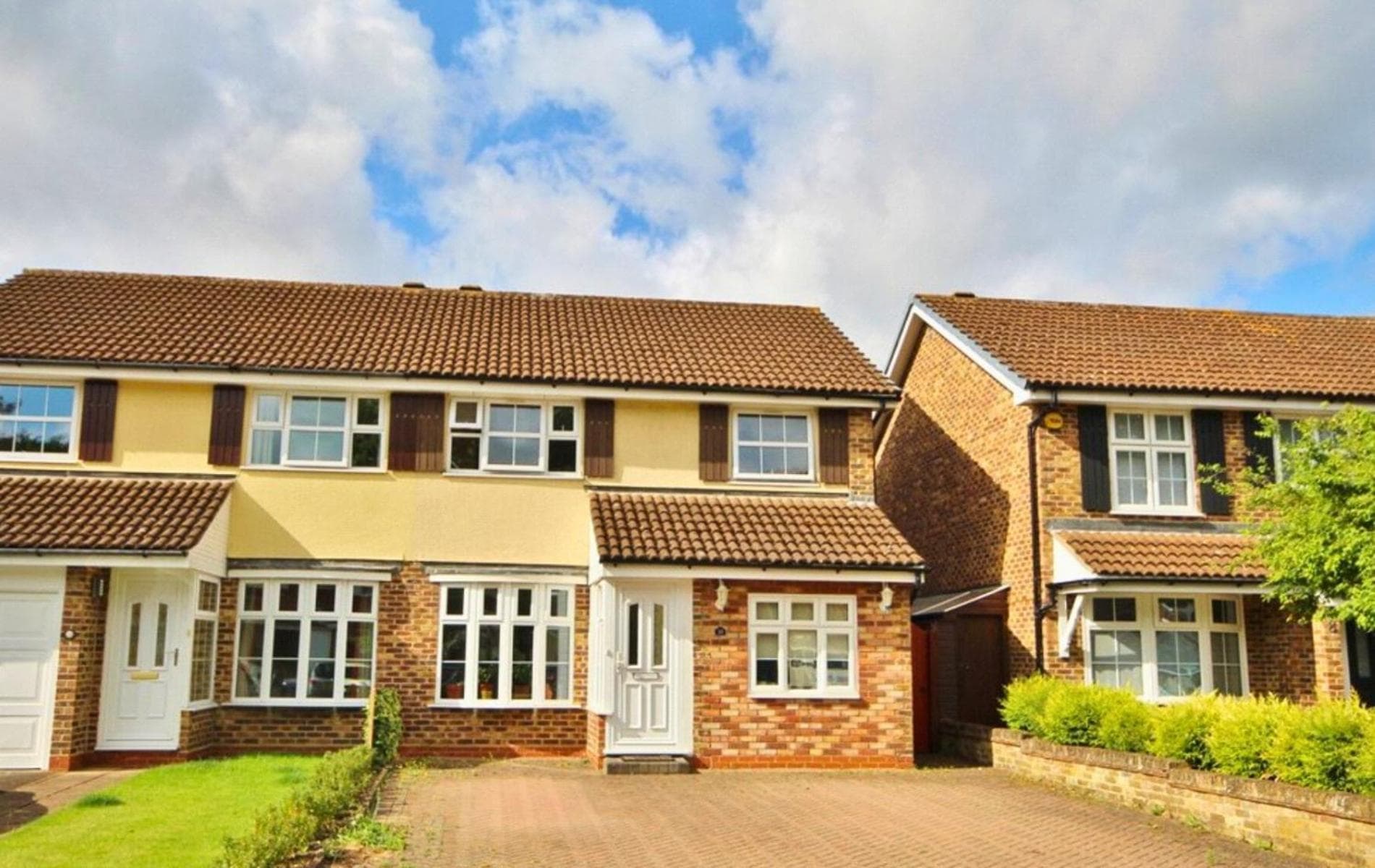 Addlestone Stylish Spacious Three Bedroom House