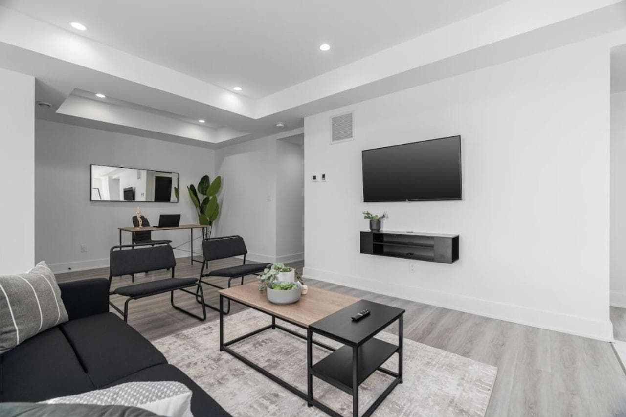 Rent 8Bed 8Bath DowntownLondon Parking Wi-Fi