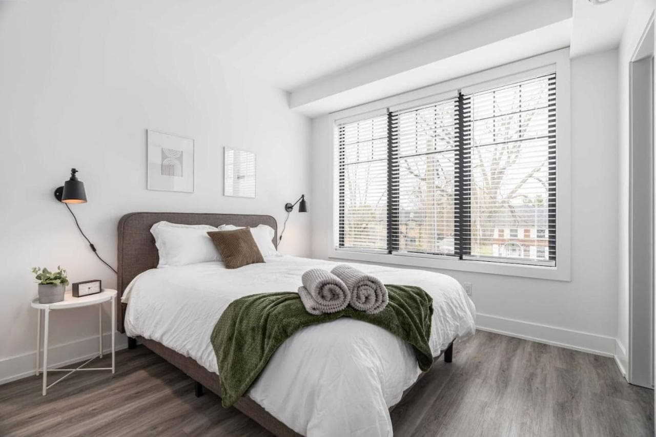 Rent 8Bed 8Bath DowntownLondon Parking Wi-Fi