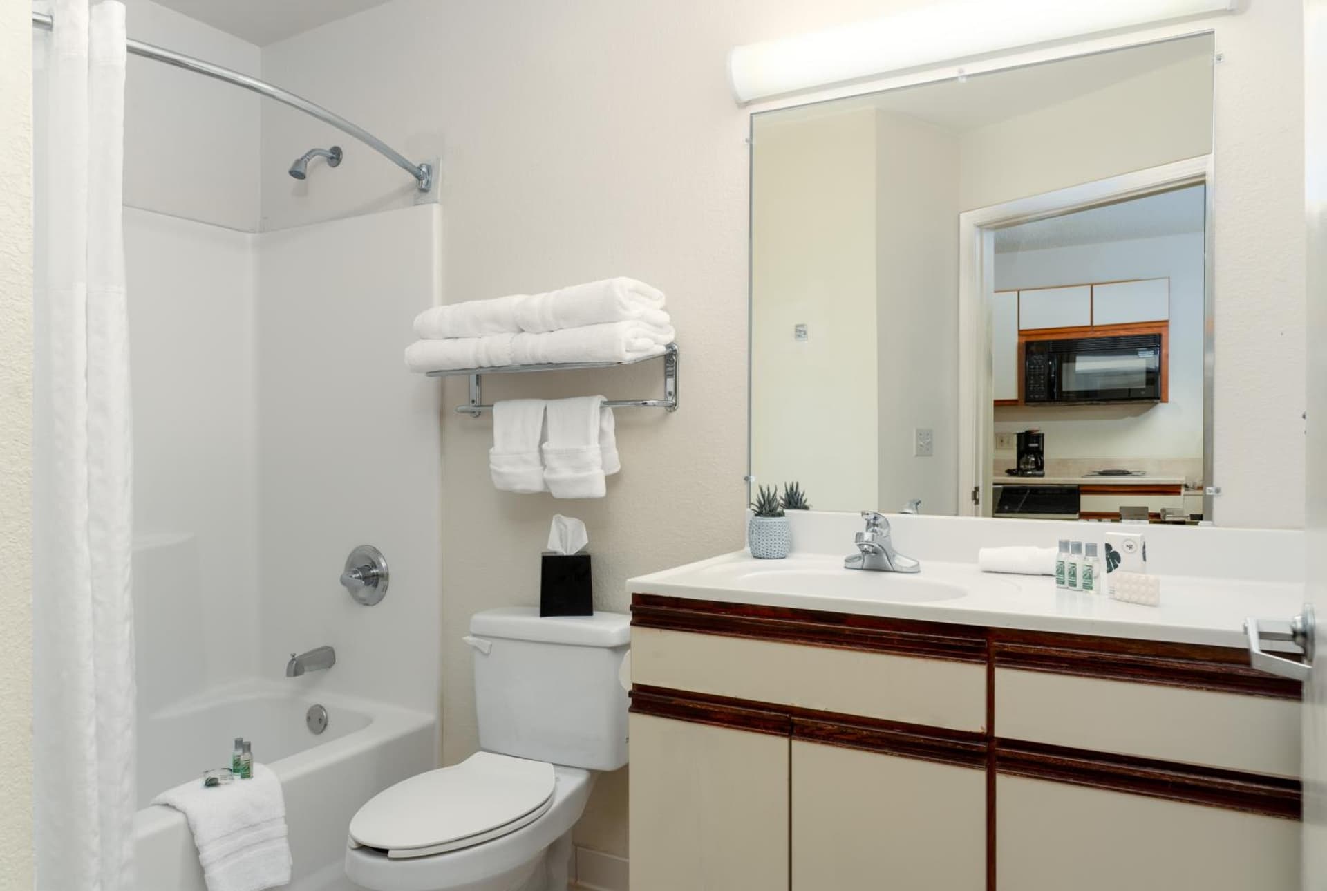 MCM Elegante Suites