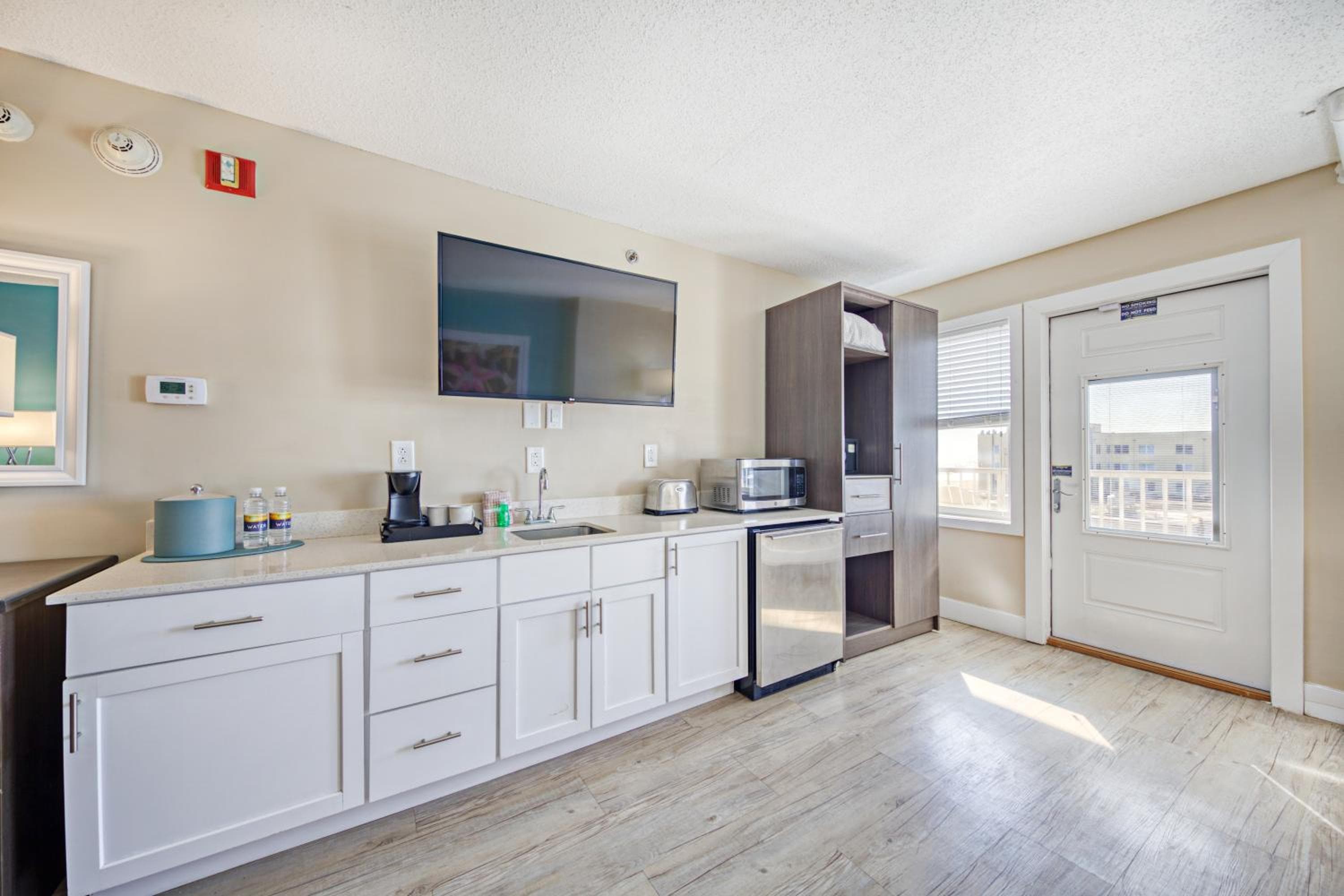 Commander Hotel & Suites