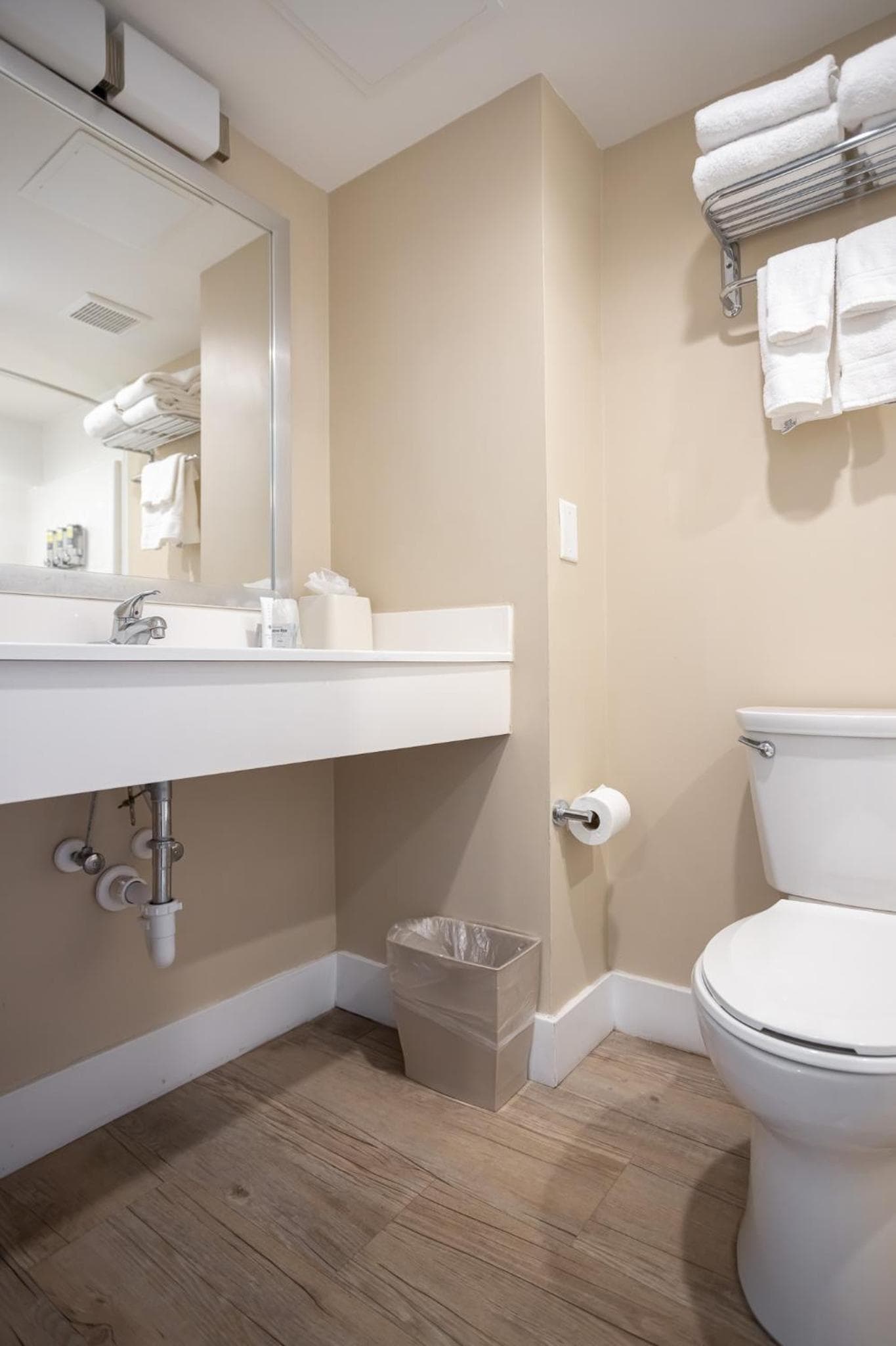 Commander Hotel & Suites