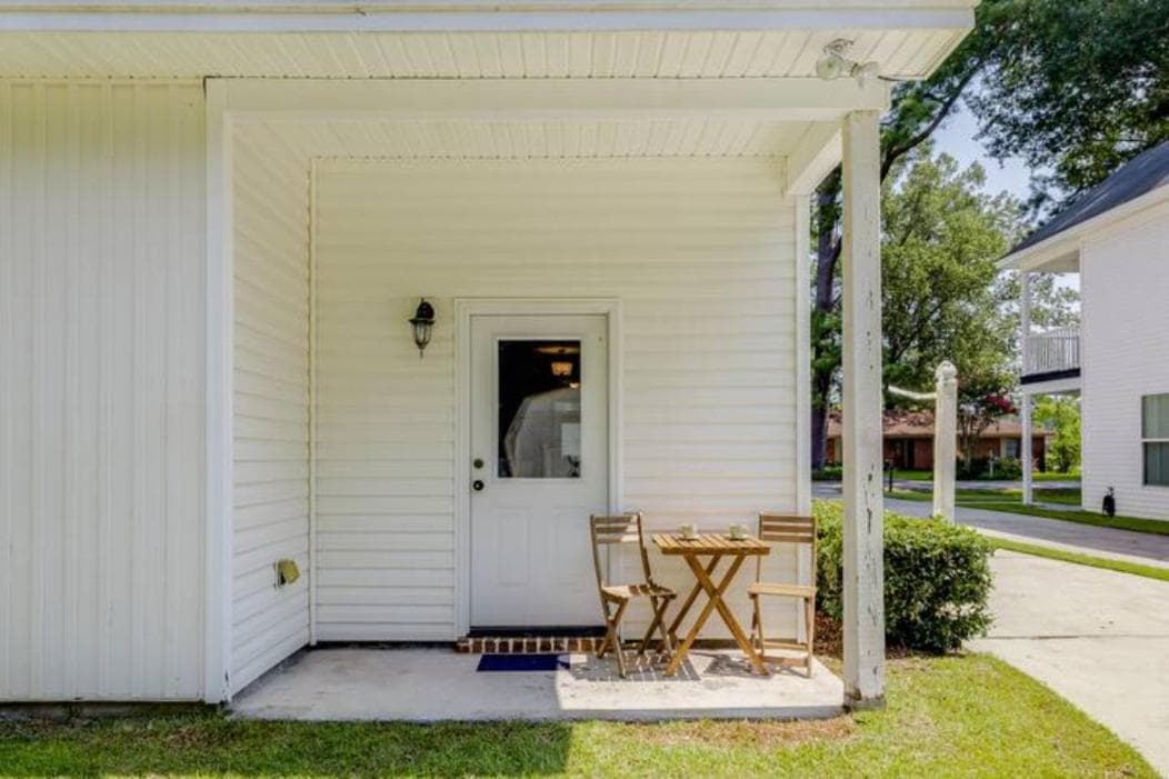 Tupelo Two Story - Near Savannah, I95, and Airport (Sleeps 8)
