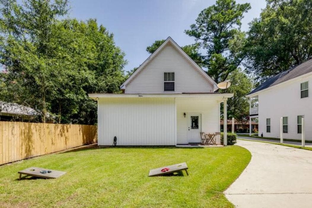 Tupelo Two Story - Near Savannah, I95, and Airport (Sleeps 8)