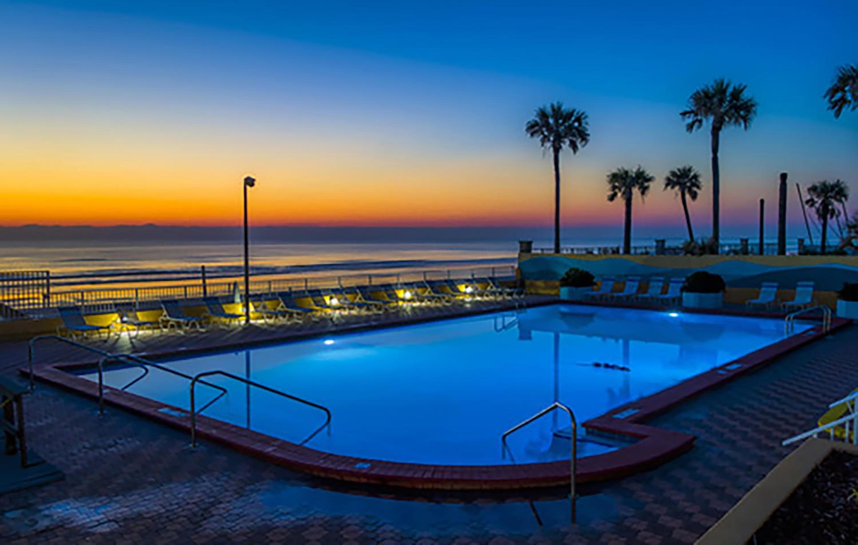 Luxury Beachfront Studio - Private Balcony with Ocean View - Heated Pool - Hot Tub - Tiki Bar - Sauna