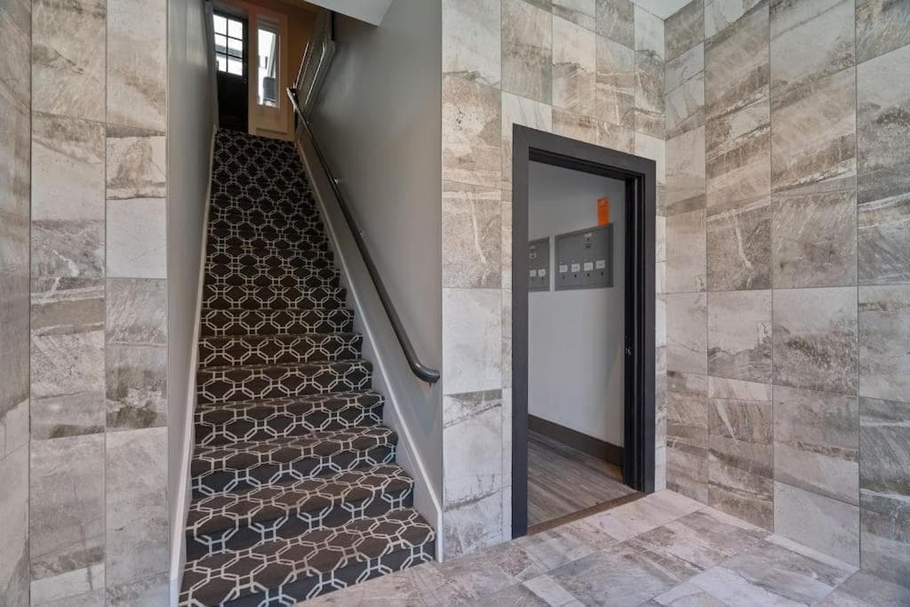 Lofts at Walnut: 1BR Fast Wi-Fi