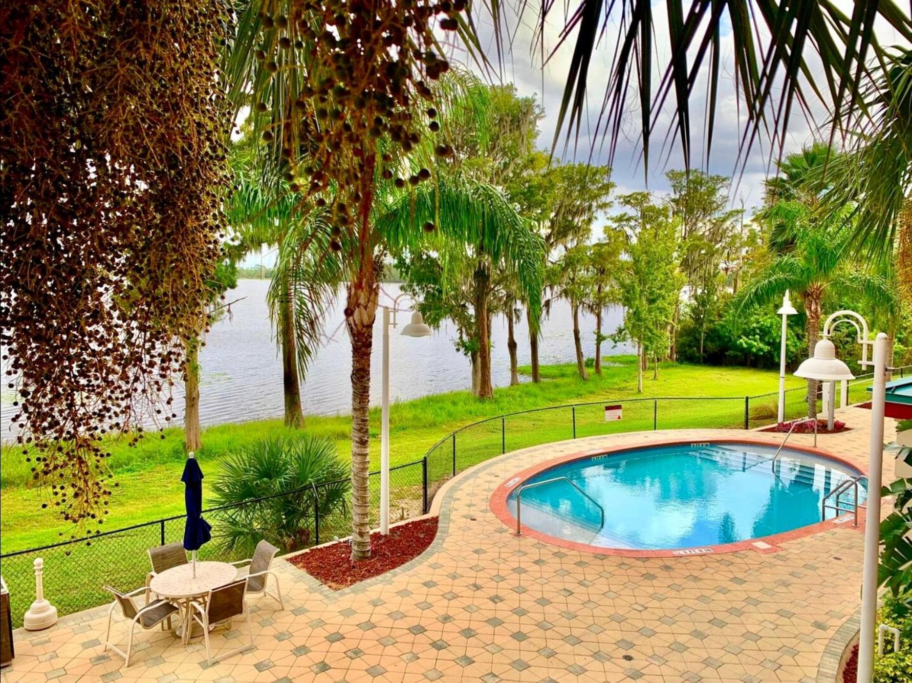 Balcony Lake Views - Pool, Gym, WiFi & Parking