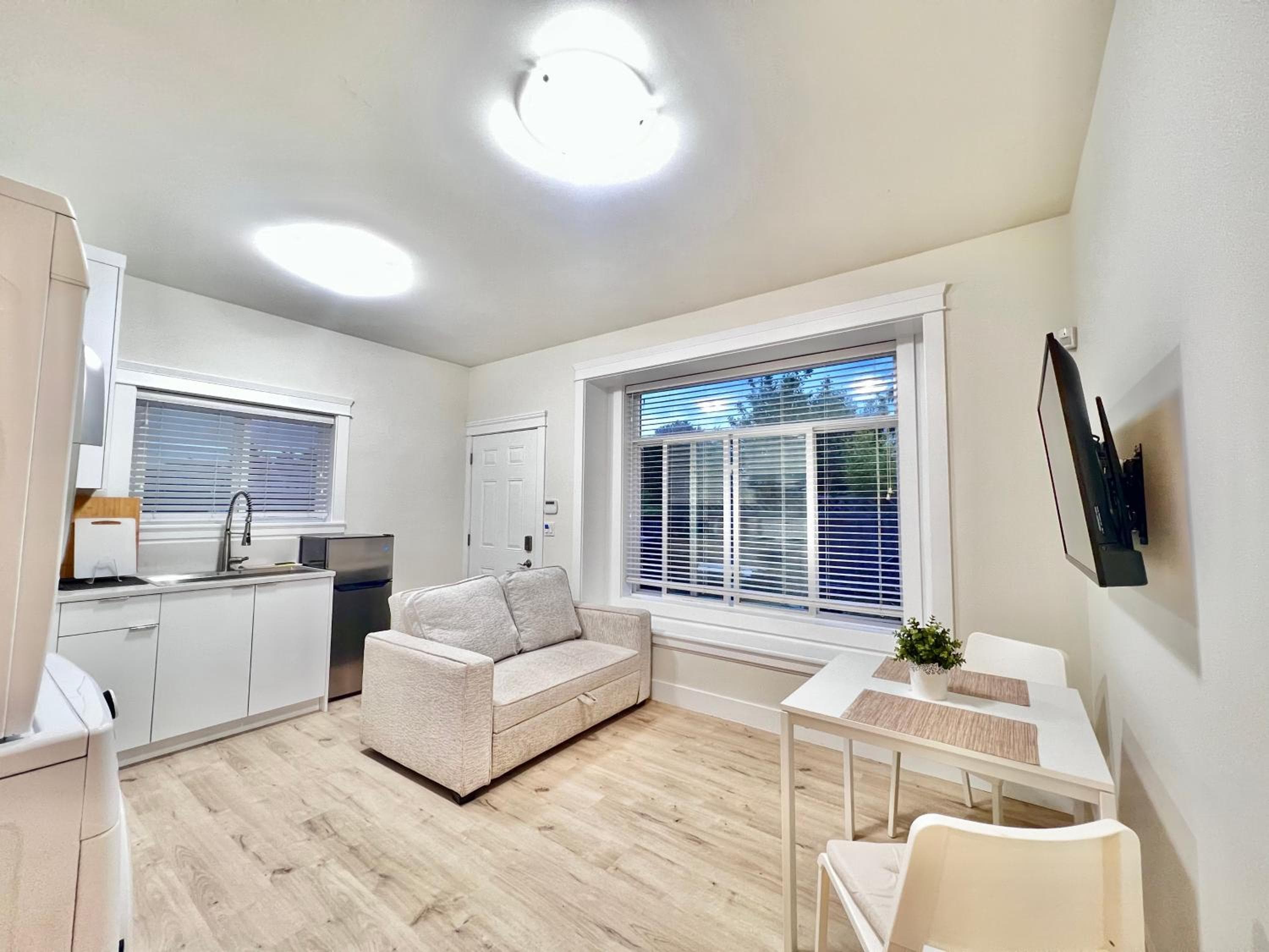 Si & Daniel Home Near YVR Airport & Skytrain Separate Entry Free Parking
