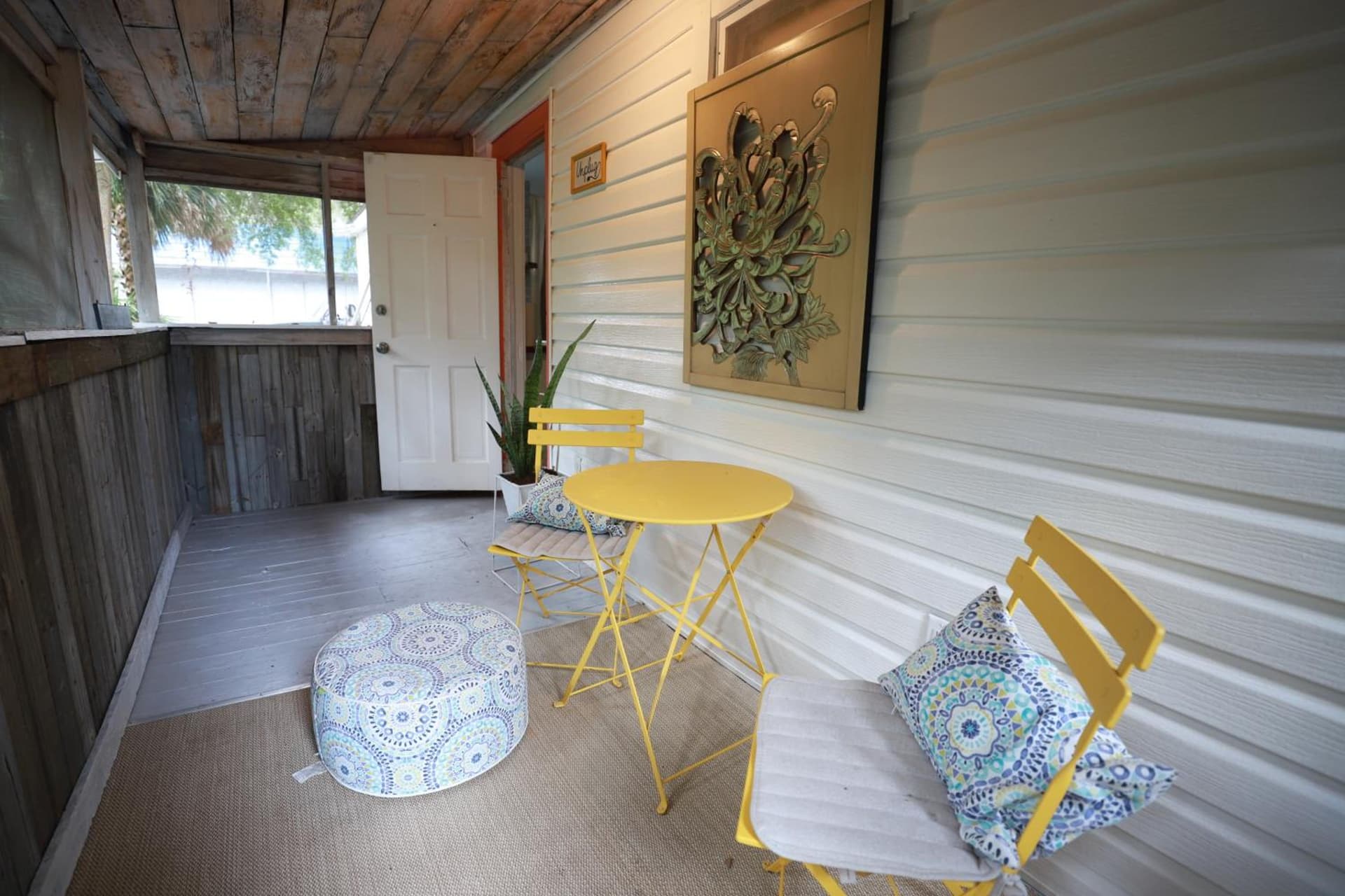Boho Bungalow- Private Side Porch in Downtown Brunswick