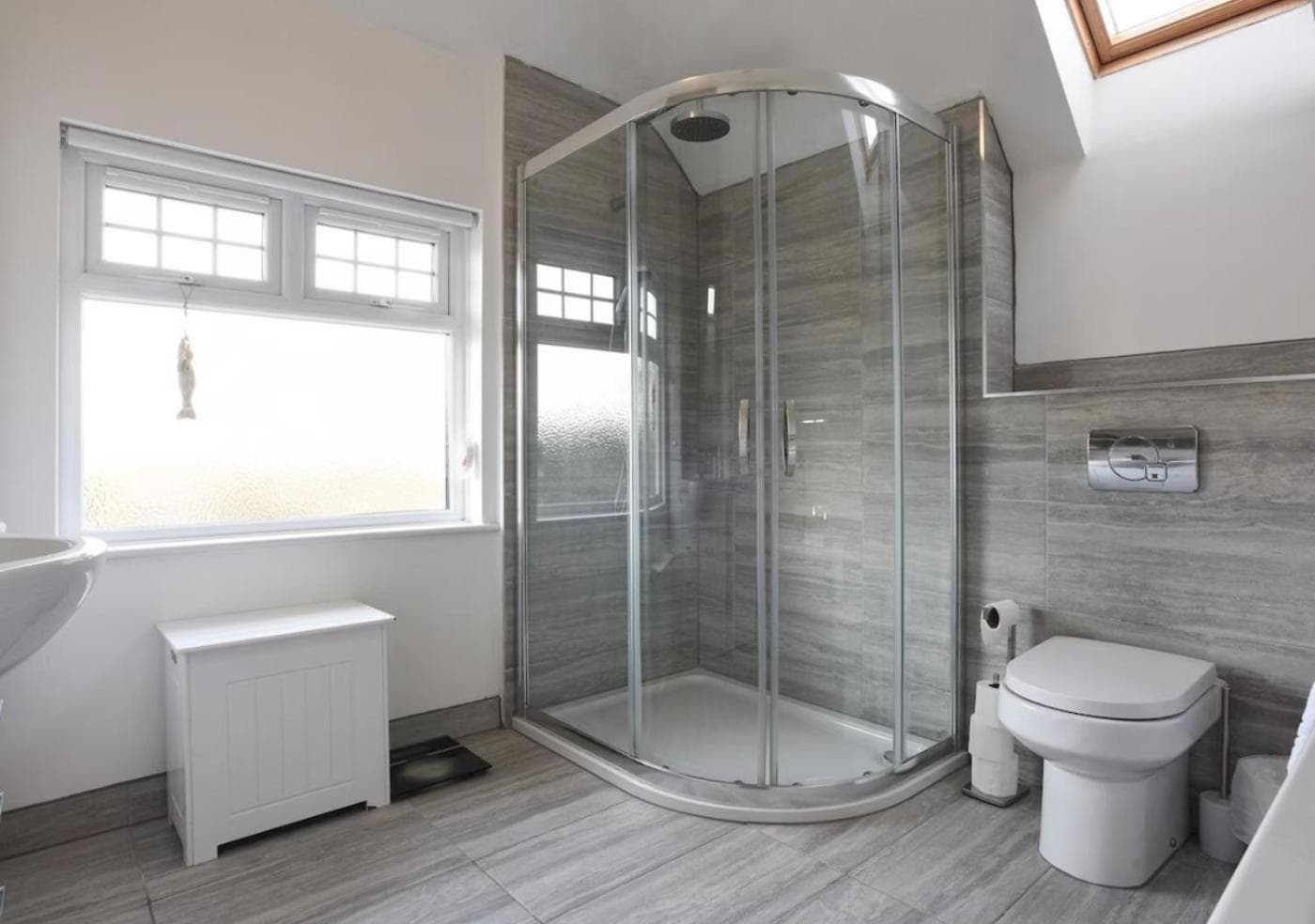 LONG TERM STAY SPECIAL OFFER AVAILABLE! 5-Bedroom Spacious, Stunning Design, Sociable Areas & Cosy House Near South Downs Park, Sleeps 11 with GAMES Room, 
