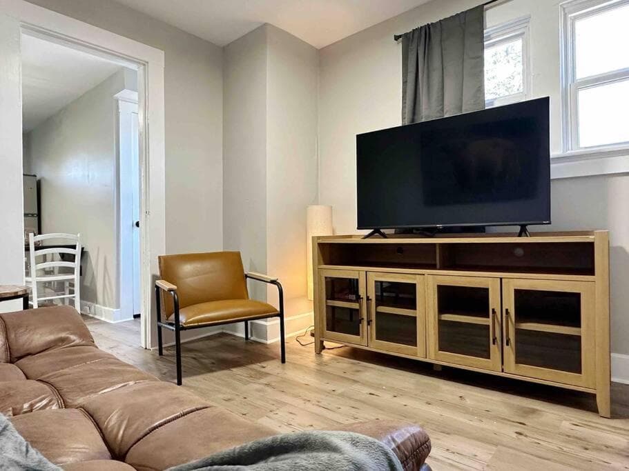 Rotherwood Roost / 2BR/1BA Apartment near UE