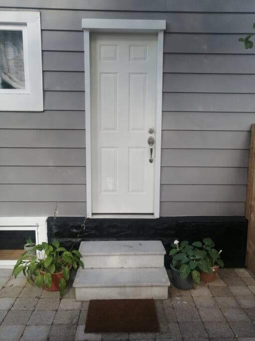 1 bedroom basement apartment with free parking