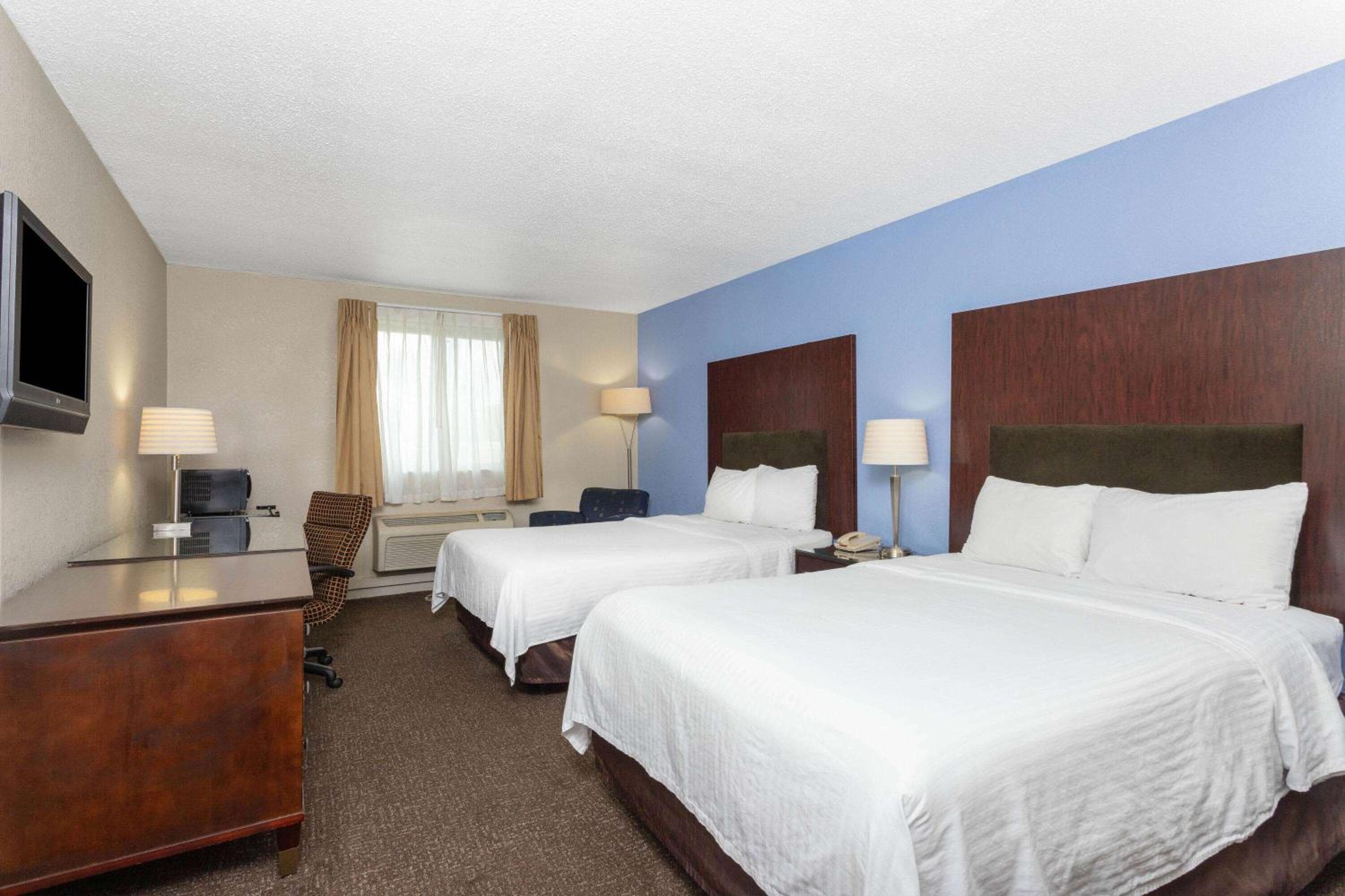 Days Inn and Suites by Wyndham Hammond, IN