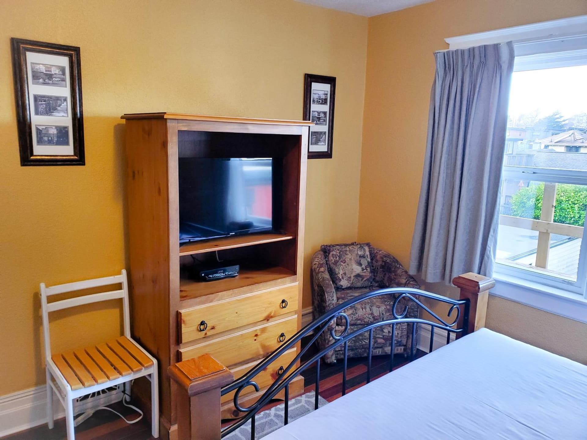 James Bay Inn Hotel, Suites & Cottage