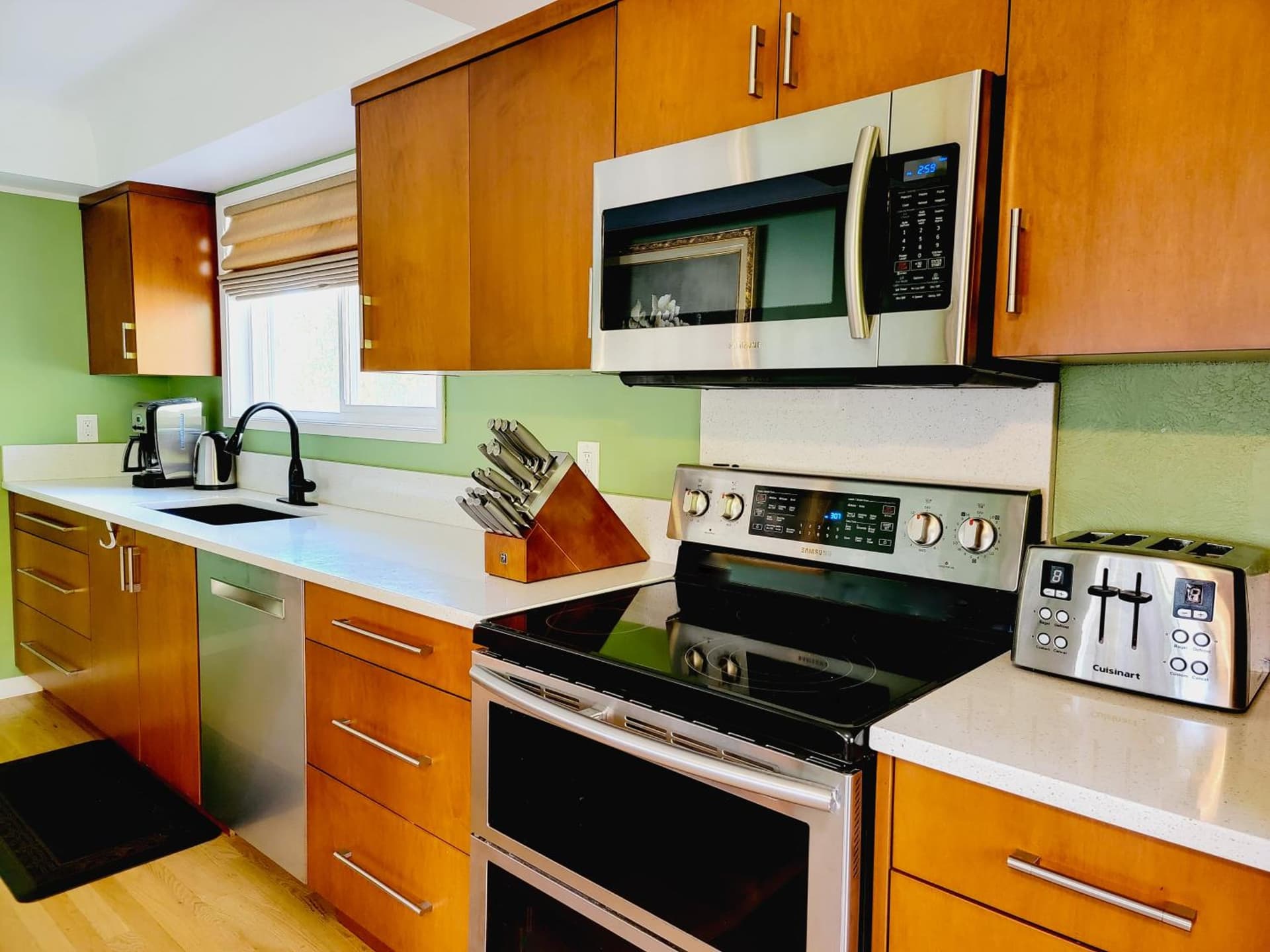James Bay Inn Hotel, Suites & Cottage