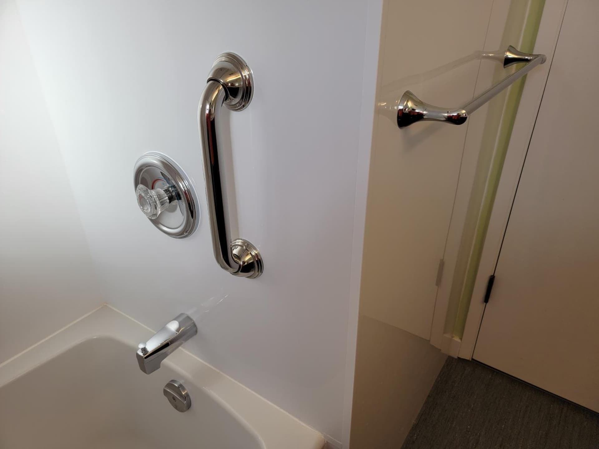 James Bay Inn Hotel, Suites & Cottage