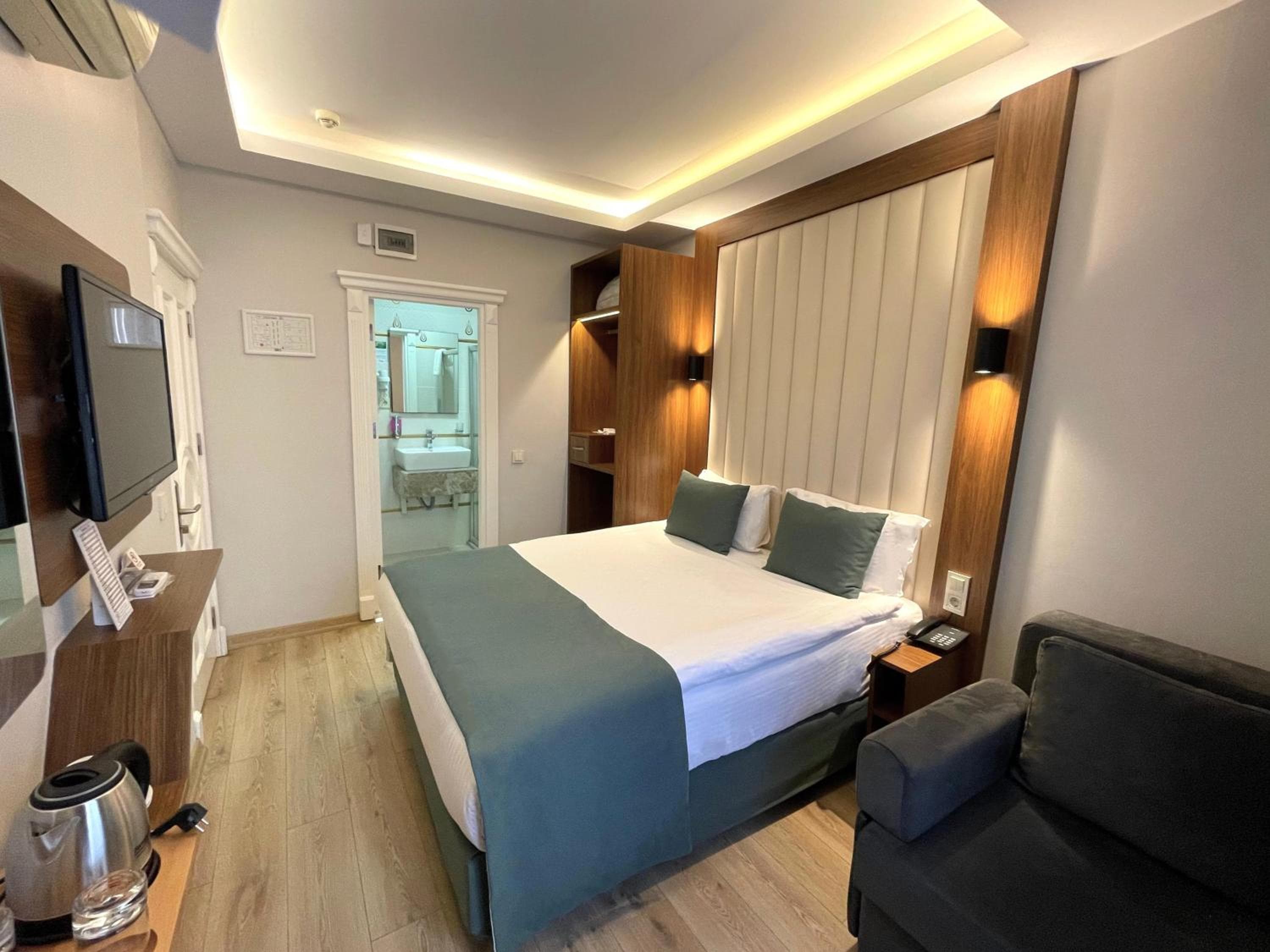 Weingart Black Tulip Hotel