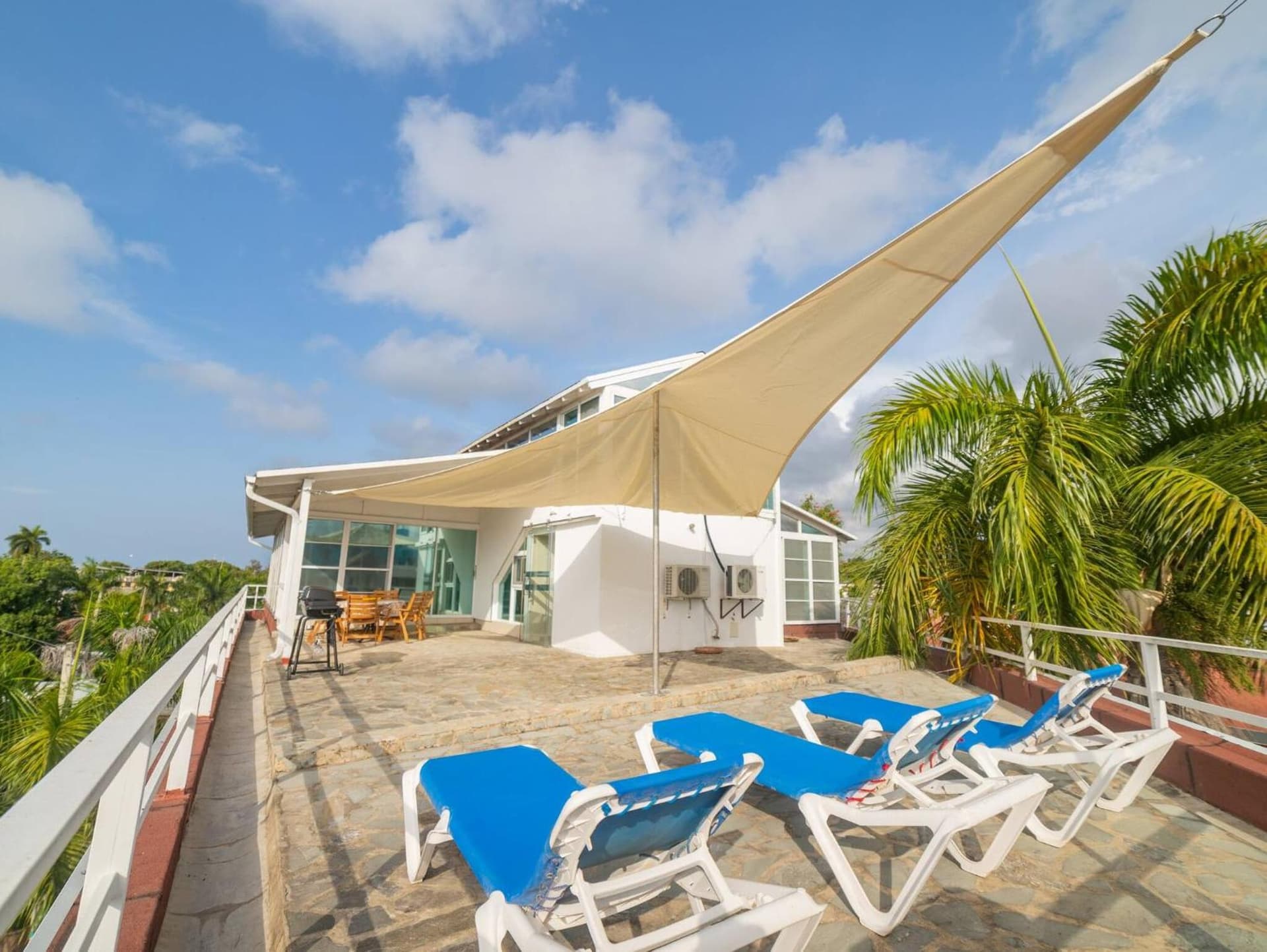 3BR Luxury Penthouse, 300m From Beach