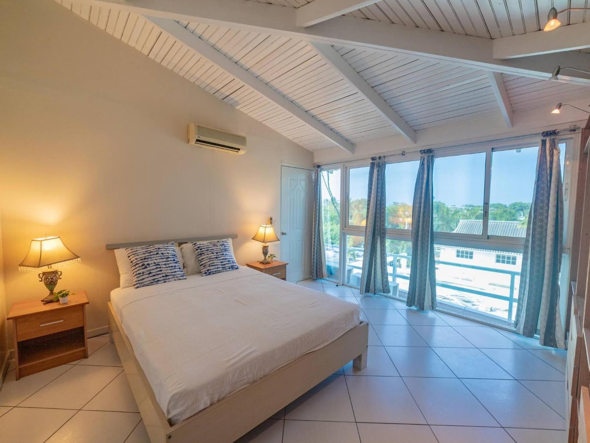 3BR Luxury Penthouse, 300m From Beach