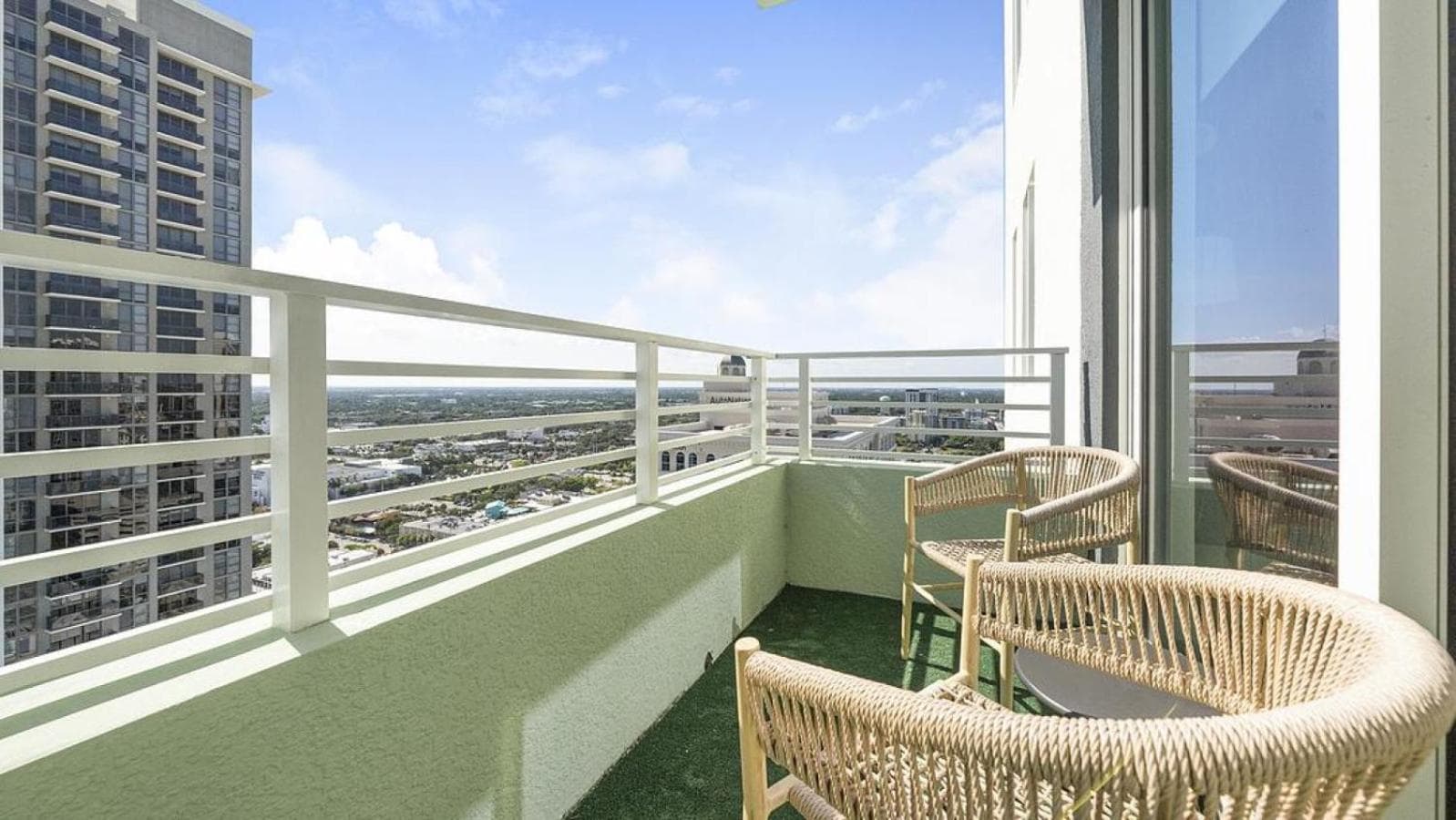 Landing Modern Apartment with Amazing Amenities (ID2666X05)