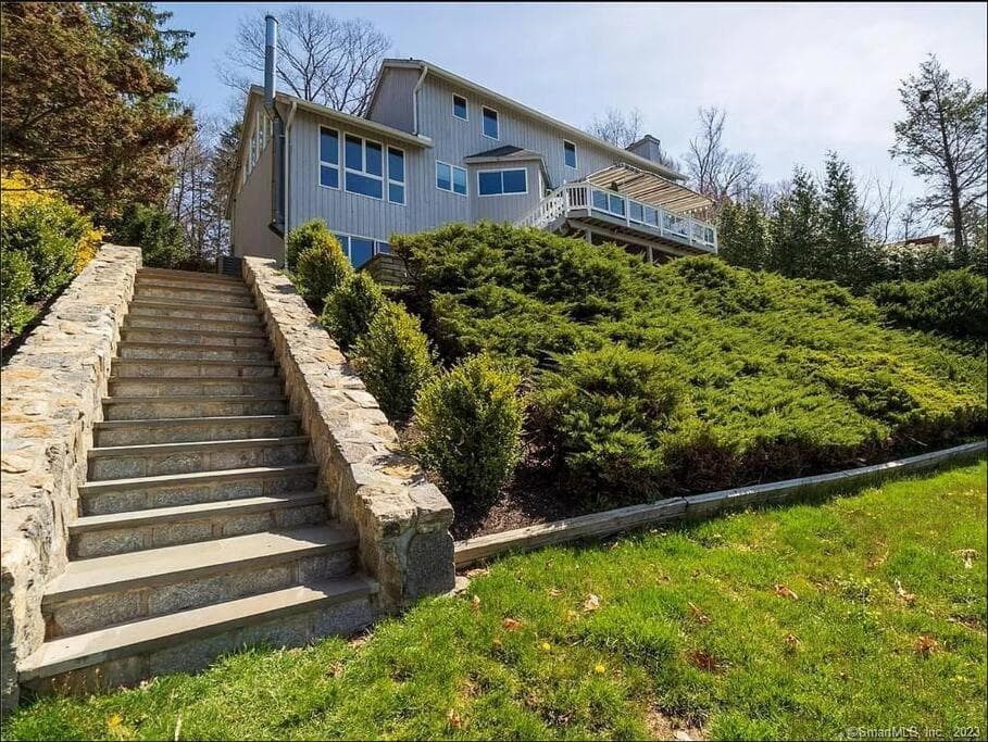 Candlewood Lake -Family Getaway, Lakefront 3775 sqft Home