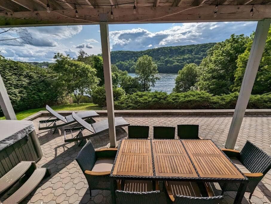 Candlewood Lake -Family Getaway, Lakefront 3775 sqft Home