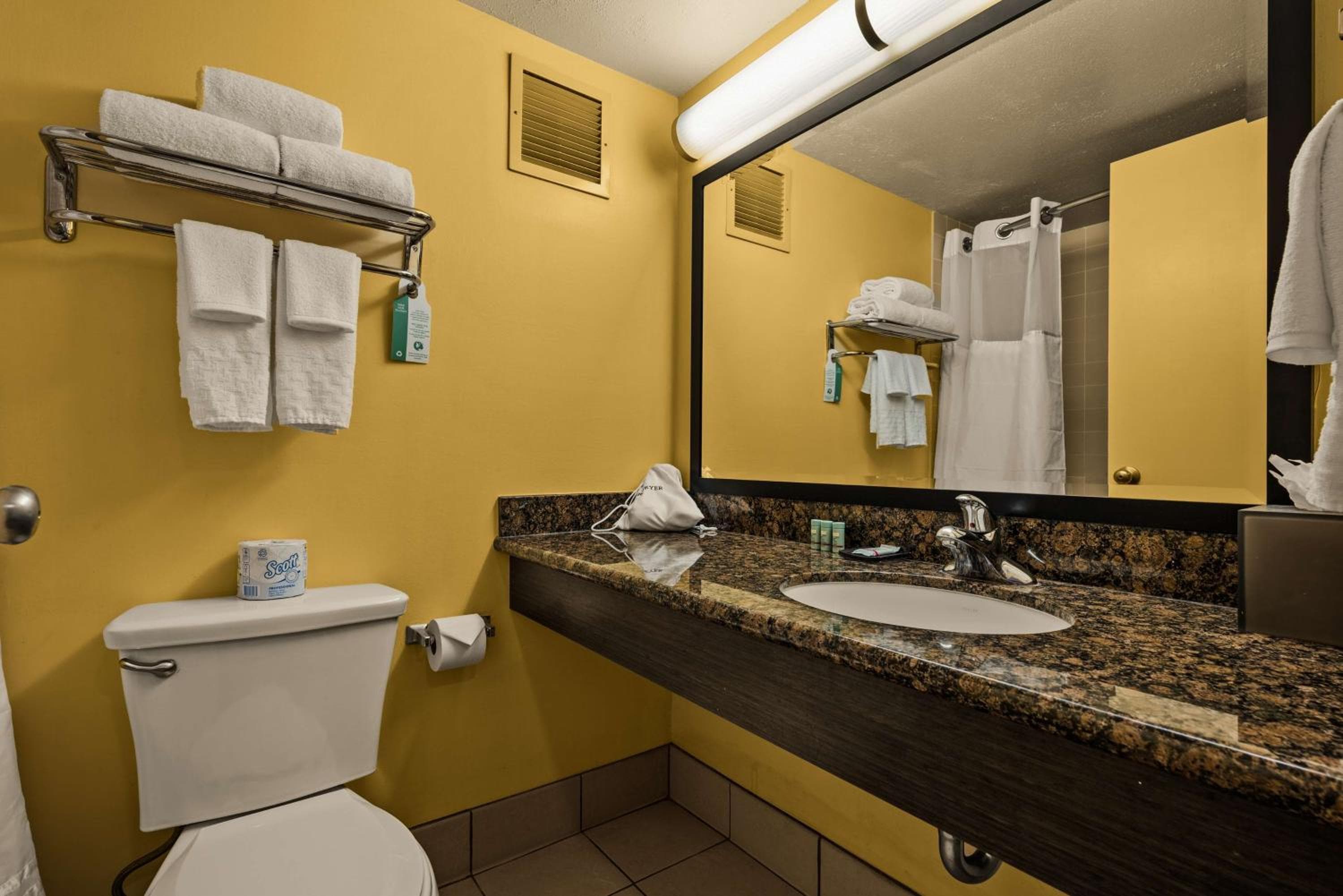 Best Western The Plaza Hotel Honolulu Airport - Free Breakfast