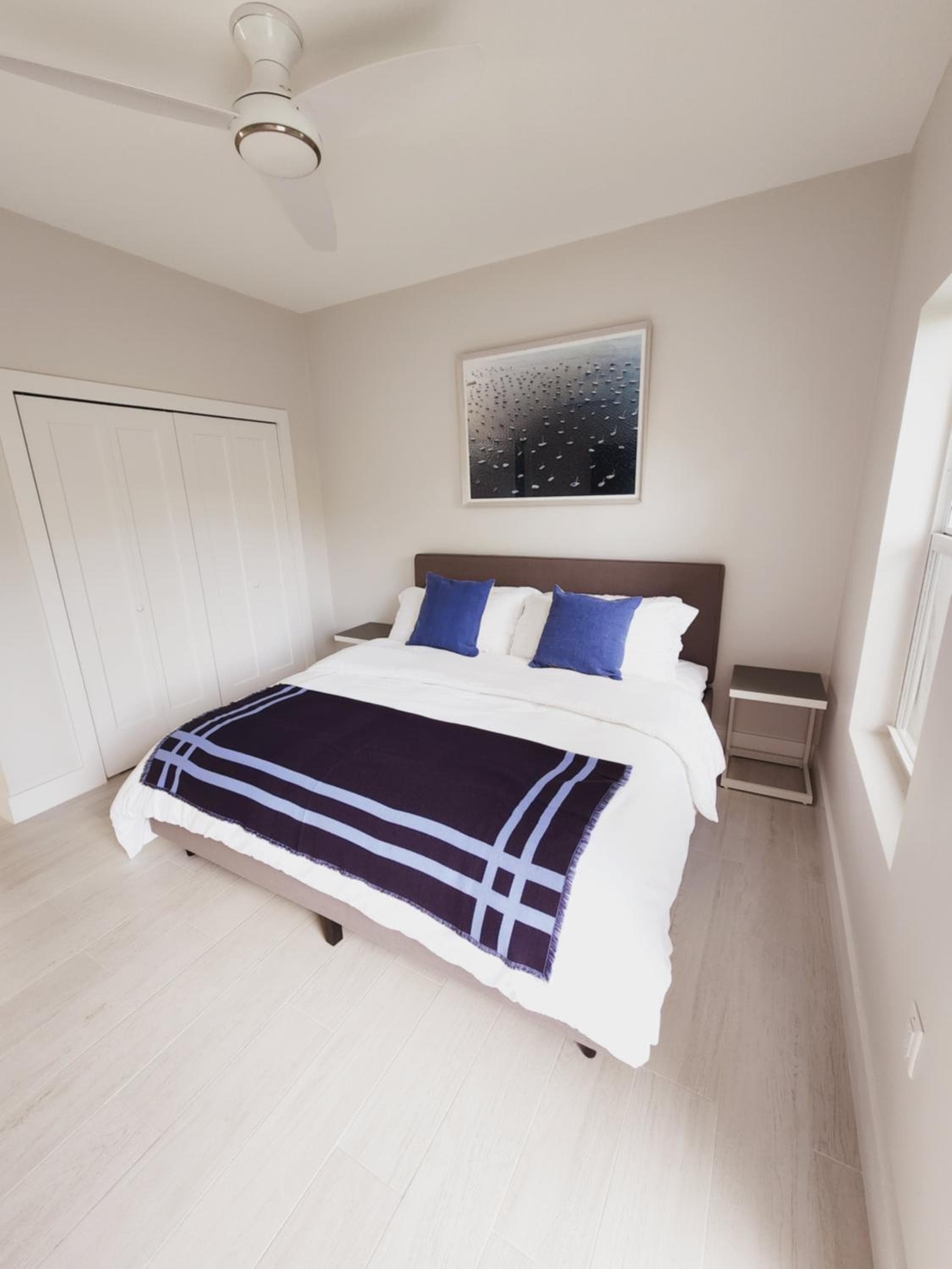 Modern 2 bedroom walking distance to the beach!