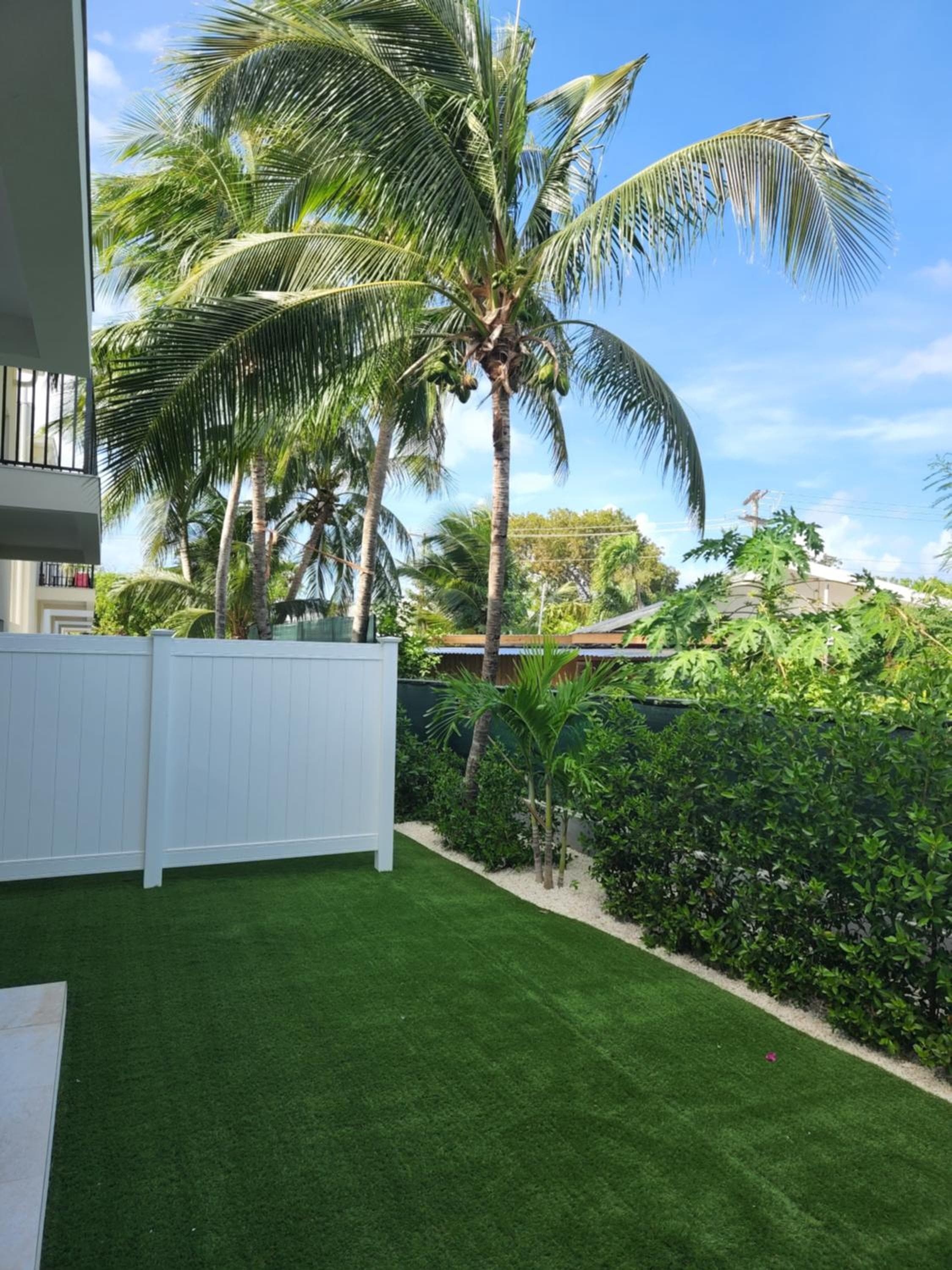 Modern 2 bedroom walking distance to the beach!