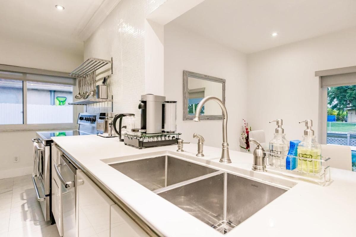 Uhost AI - Luxurious 5B Home w Pool & Lounge