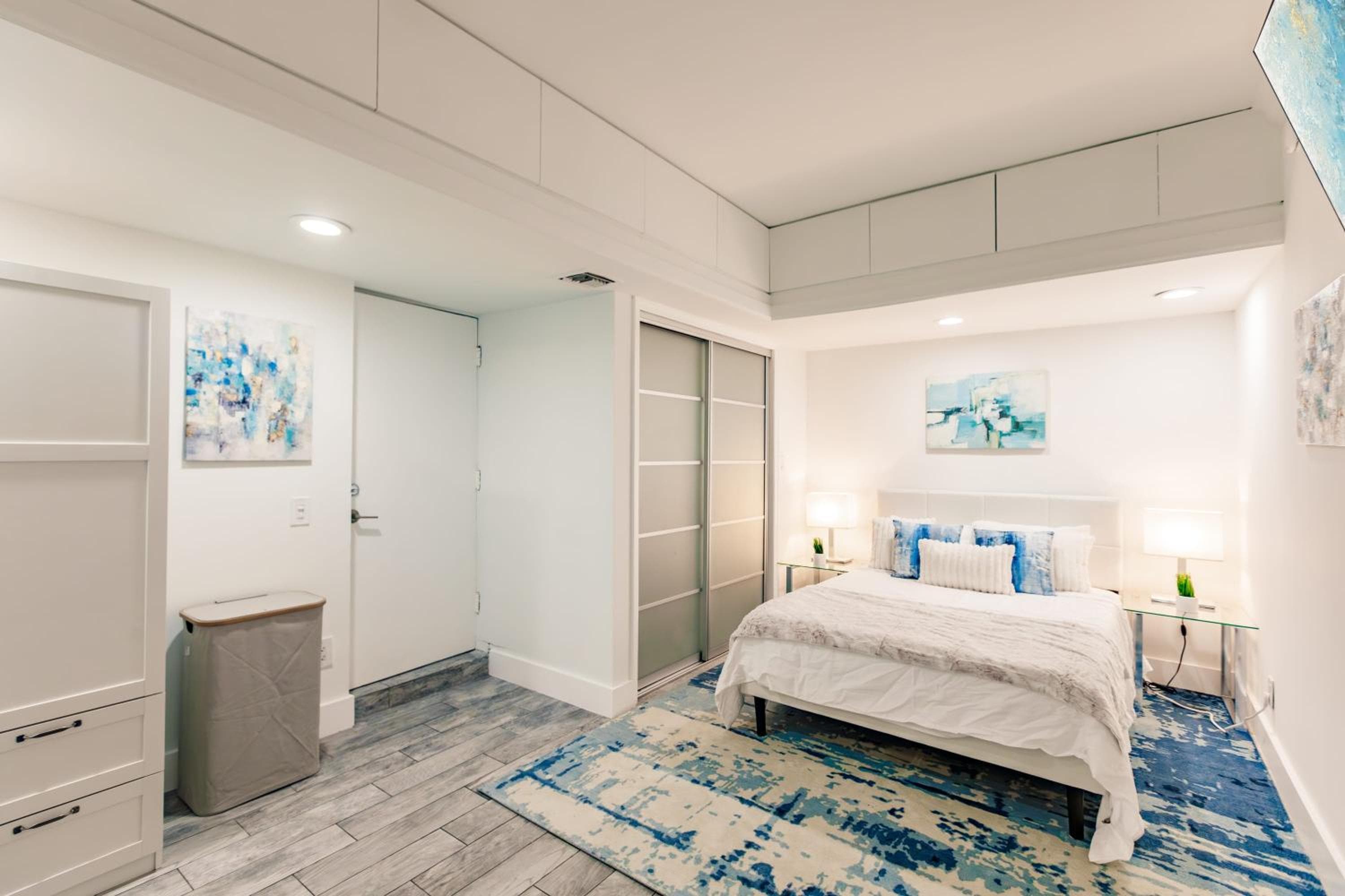 Uhost AI - Luxurious 5B Home w Pool & Lounge