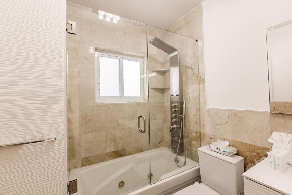 Uhost AI - Luxurious 5B Home w Pool & Lounge