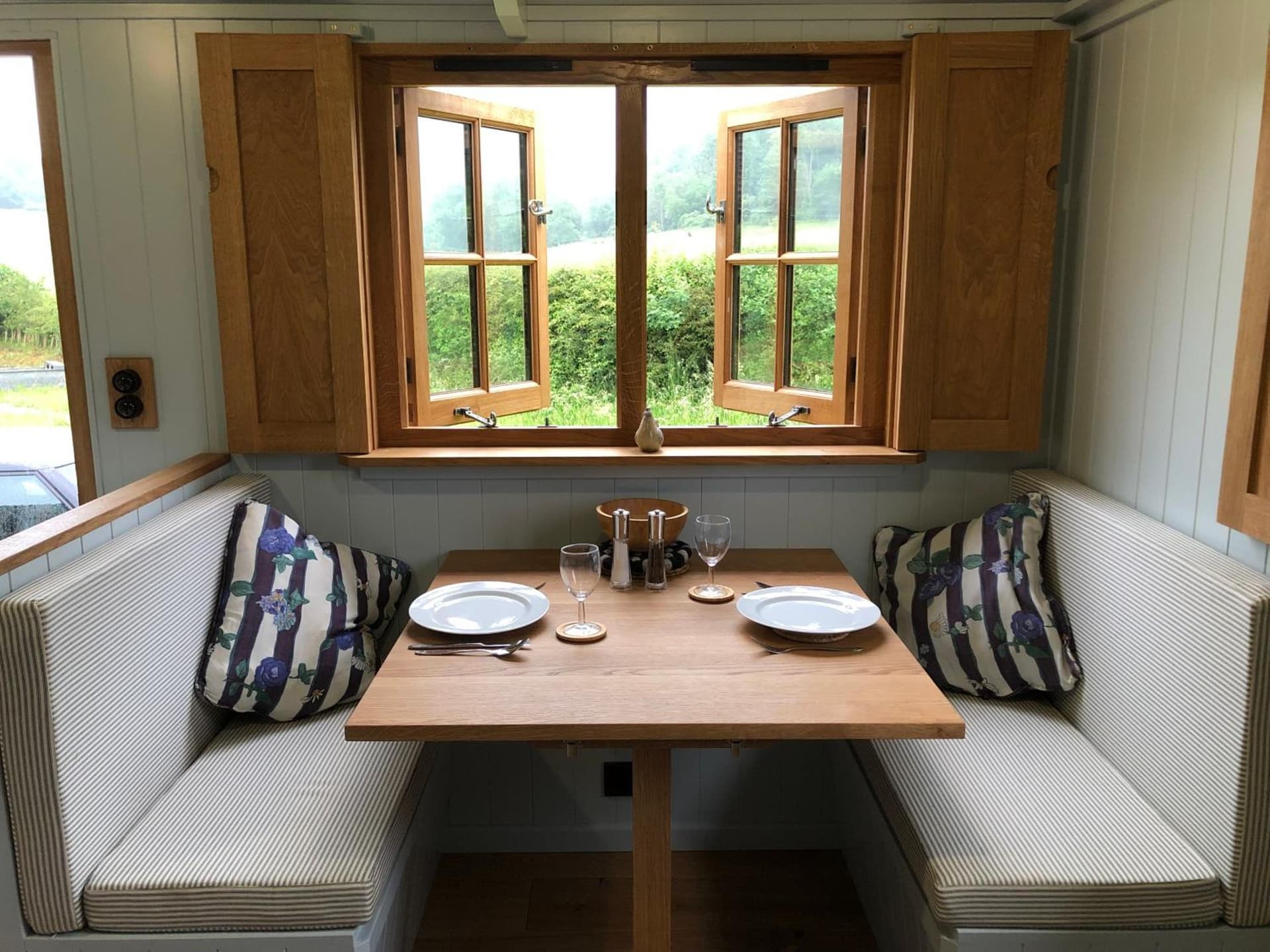 Deer Lodge Shepherds Hut