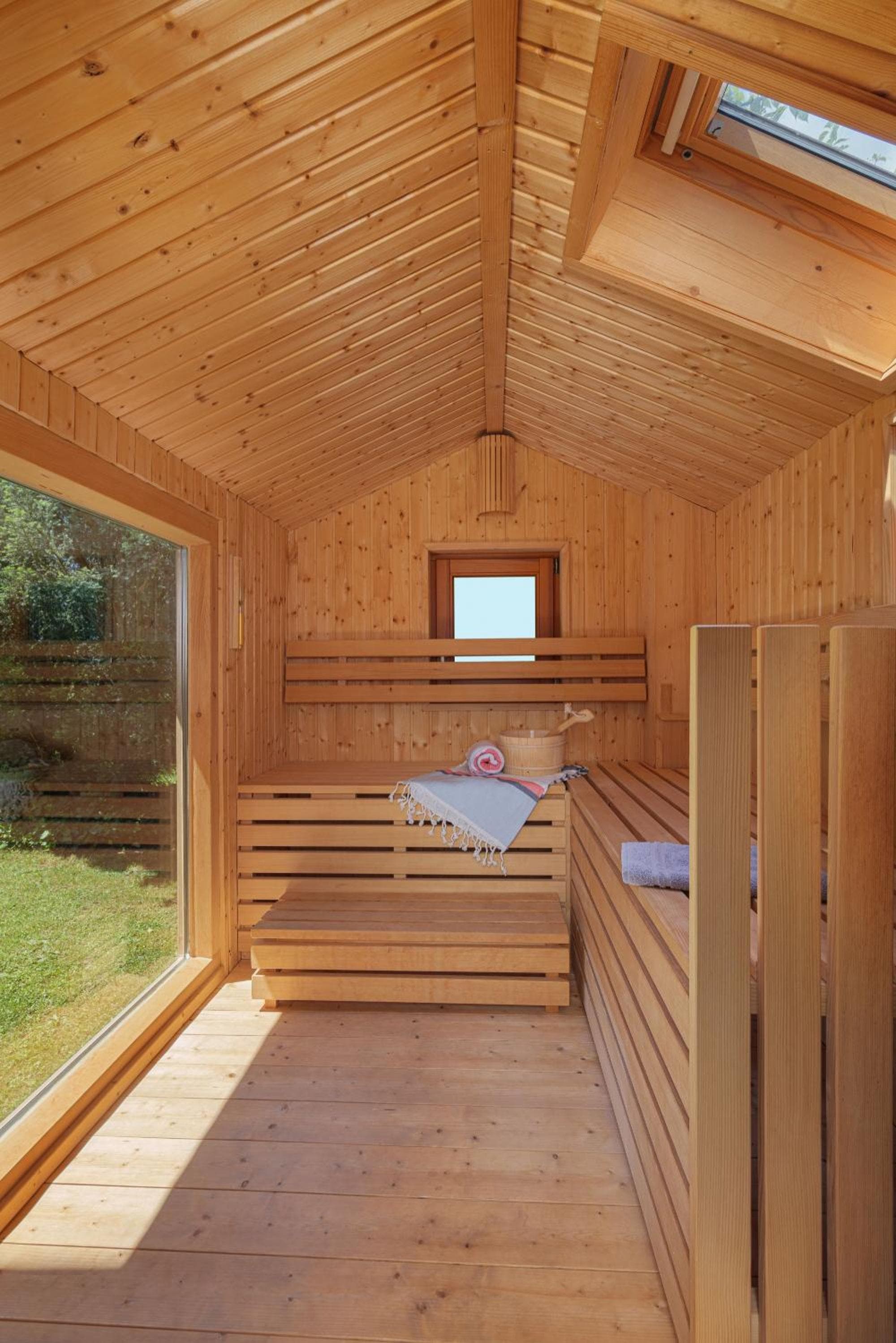 Ferienhaus Dornstetten: Sonniges Design Haus: Kamin, Sauna, Hot Pot, Zaun