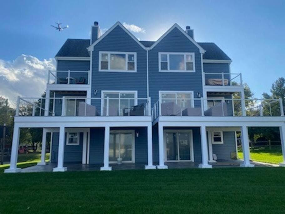The Coastal Vibes House in Pawtuxet Village