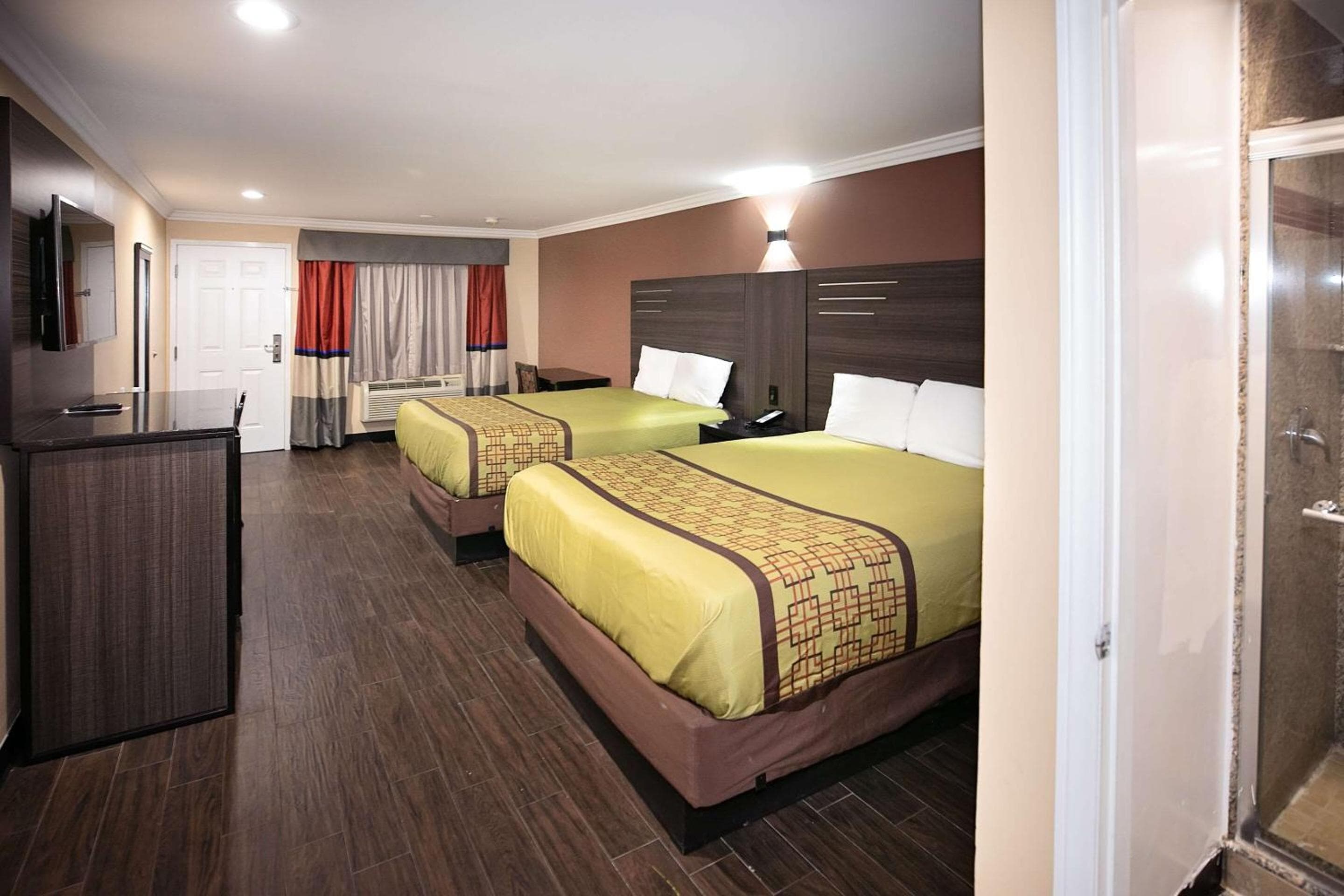 Rodeway Inn & Suites Bellflower