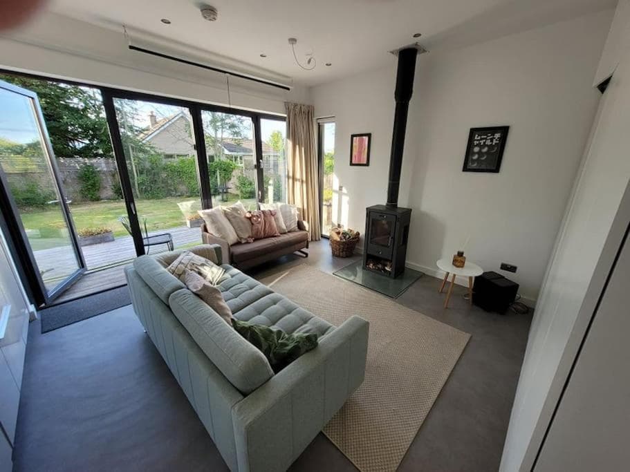 Tiny House in Affluent Suburb-10 min train to City