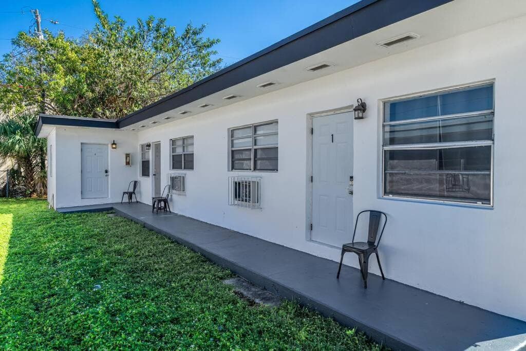 Dania #3 - Cozy 1 Bedroom, 6 minutes to the Ocean with Parking
