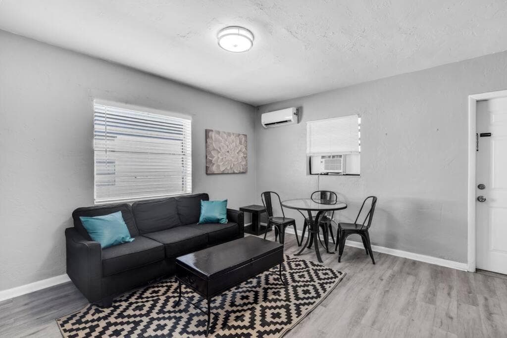 Dania #3 - Cozy 1 Bedroom, 6 minutes to the Ocean with Parking