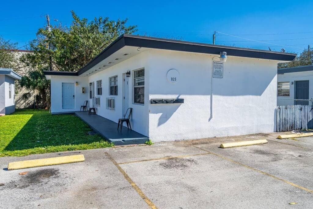 Dania #3 - Cozy 1 Bedroom, 6 minutes to the Ocean with Parking