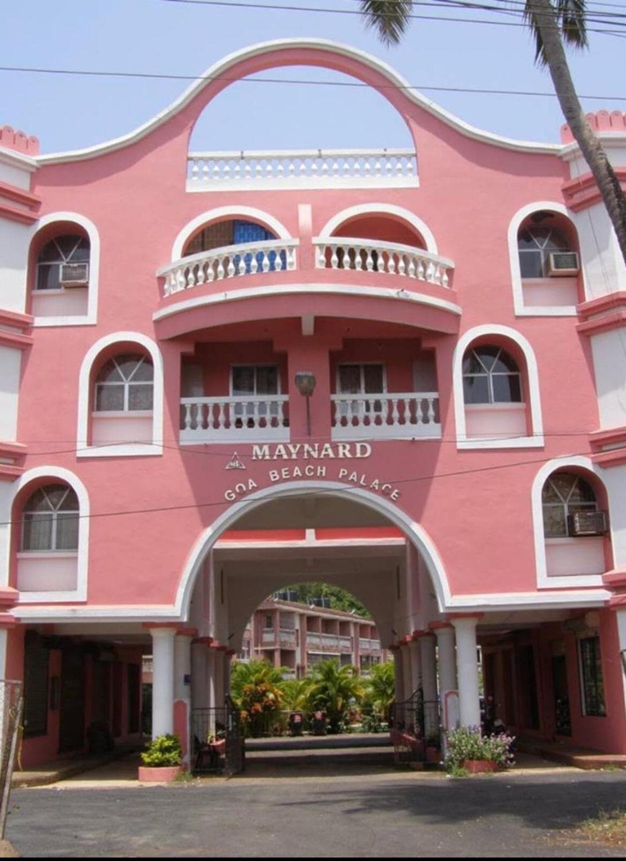 Spacious Studio & Pool facility.