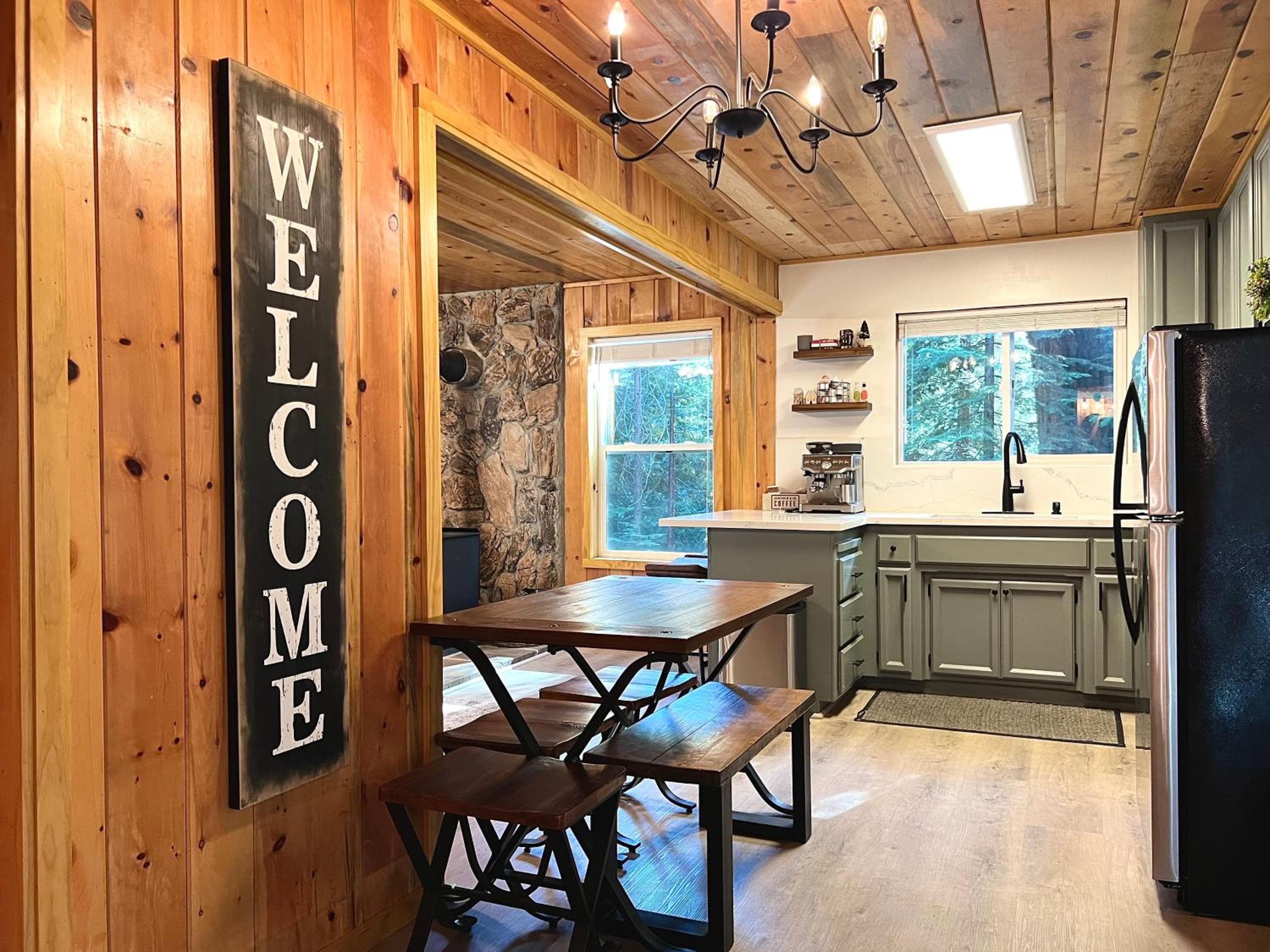 Cozy Cabin w/ Hot tub