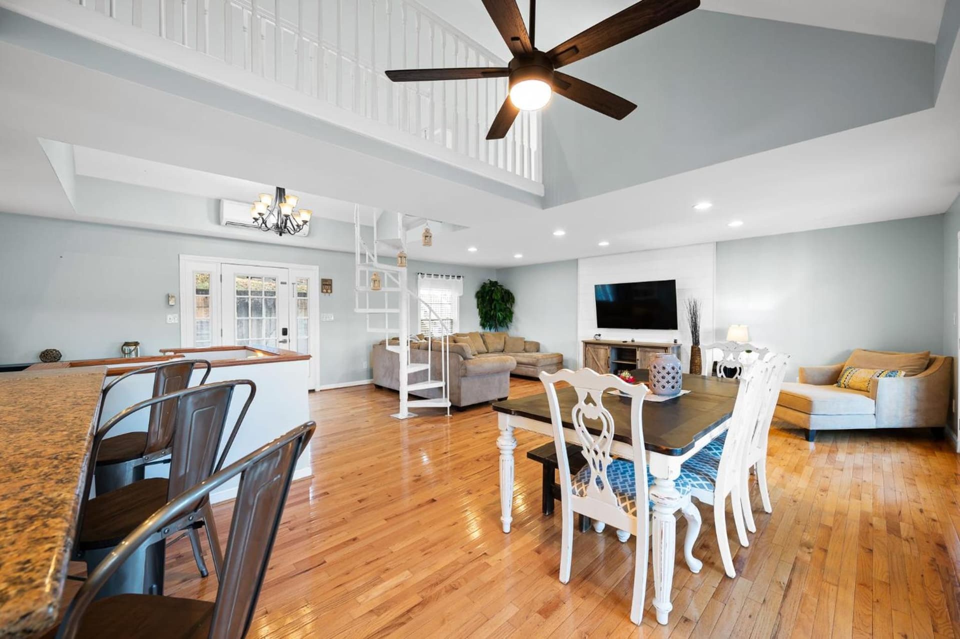 Lakefront, Private Covered Dock, Huge Balconies