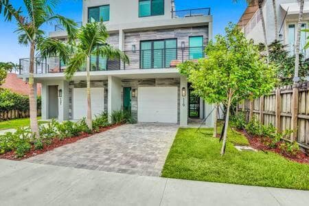 New 4BR w Pool Walk to Las Olas 5mins to Beach
